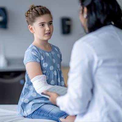 Children's Nebraska provider fitting child for an arm cast.