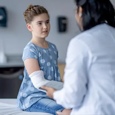 Children's Nebraska provider fitting child for an arm cast.