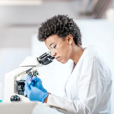 Children's Nebraska pathology and laboratory specialist working in the lab.